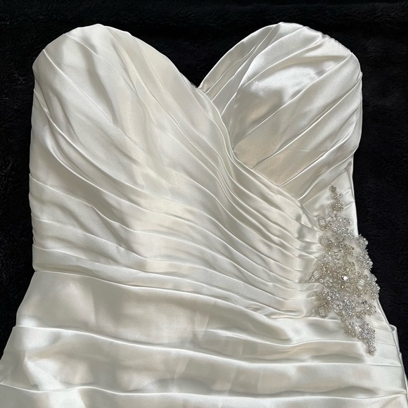 David's Bridal Ruched Strapless Wedding Dress Beadwork Accent White‎ Size 2 NEW - Picture 4 of 10